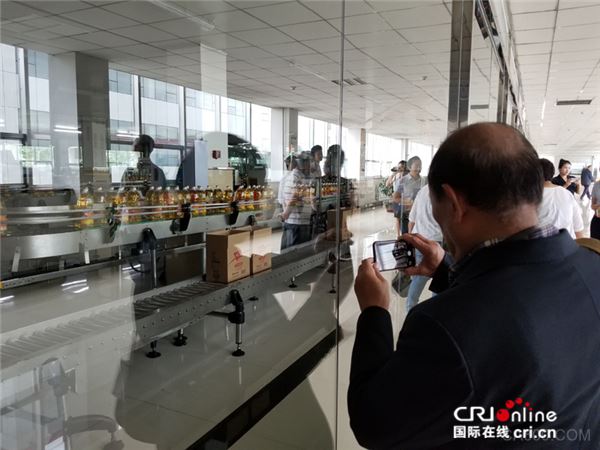 
                    
	在中央廣播電視總臺(tái)國(guó)際在線和哈爾濱市人民政府新聞辦公室的共同組織下，我于６月３０日至７月４日參加了“海外大Ｖ哈爾濱行”活動(dòng)，來(lái)到中國(guó)黑龍江省哈爾濱市進(jìn)行參觀和采訪。五天的行程中，有很多活動(dòng)給我留下深刻印象，其中之一就是參觀九三糧油集團(tuán)和完達(dá)山乳業(yè)集團(tuán)的生產(chǎn)車(chē)間