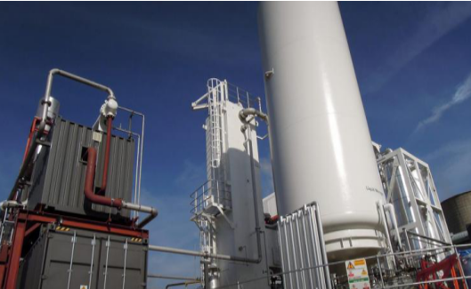 
	中國儲能網(wǎng)訊：日前，英國Highview Power公司表示，正式開通運營全球第一個電網(wǎng)規(guī)模的液體空氣儲能（LAES）工廠。這個位于曼徹斯特附近的儲能容量為5兆瓦/15兆瓦時的液態(tài)空氣儲能（LAES）工廠可以為5000個家庭提供3小時的電力，以及電網(wǎng)平衡和監(jiān)管服務