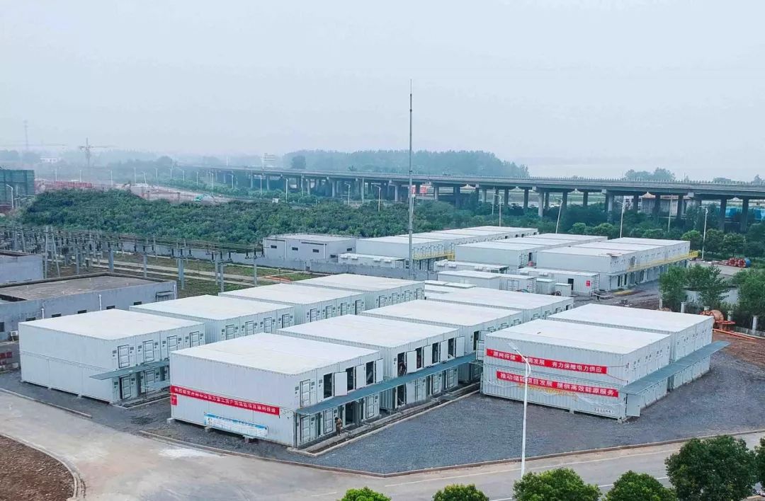 
	再創(chuàng)奇跡！南都電源為大規(guī)模分布式儲(chǔ)能建設(shè)提供典范



	中國(guó)儲(chǔ)能網(wǎng)訊：7月5日，由國(guó)網(wǎng)鎮(zhèn)江供電公司部署、國(guó)網(wǎng)江蘇綜合能源服務(wù)有限公司租用、南都電源投資建設(shè)的飛達(dá)集團(tuán)20MW/160MWh智慧儲(chǔ)能電站成功并網(wǎng)，標(biāo)志著我國(guó)模塊化預(yù)裝儲(chǔ)能電站技術(shù)已進(jìn)入大規(guī)模應(yīng)用階段。


	



	 


	


	該電站是國(guó)網(wǎng)江蘇電力迎峰度夏的重點(diǎn)工程，同時(shí)也是目前國(guó)內(nèi)最大規(guī)模的模塊化預(yù)裝式儲(chǔ)能電站