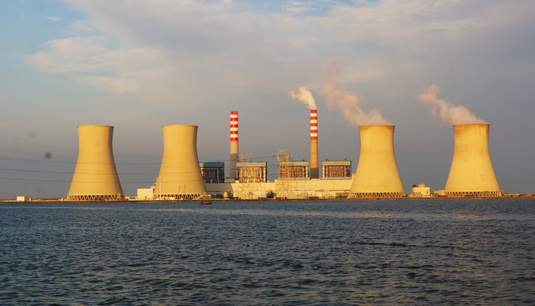 　　六月的渤海灣，碧波浩渺，長(zhǎng)空無(wú)際?！　√旖?yàn)I海新區(qū)，一座裝機(jī)容量400萬(wàn)千瓦的大型現(xiàn)代化電站拔地而起，巍然矗立在渤海之濱，宛若一顆璀璨的明珠，照耀著渤海灣畔
