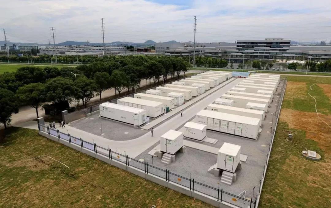 
	中國儲(chǔ)能網(wǎng)訊：為緩解鎮(zhèn)江地區(qū)2018年電網(wǎng)迎峰度夏供電壓力，由國網(wǎng)江蘇綜合能源公司協(xié)調(diào)鎮(zhèn)江供電公司，在鎮(zhèn)江東部各個(gè)大容量變電站（供電側(cè)）實(shí)施鋰電池儲(chǔ)能電站建設(shè)，國網(wǎng)江蘇省電力有限公司發(fā)策部牽頭擬建設(shè)總規(guī)模101MW/202MWh儲(chǔ)能電站，提高鎮(zhèn)江東部電網(wǎng)的調(diào)峰調(diào)頻能力，為可再生能源的規(guī)模開發(fā)提供支撐。



	力信能源參與承建北山及五峰山儲(chǔ)能電站，共計(jì)40MW/80MWh