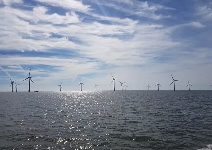  　　開(kāi)發(fā)商需要花費(fèi)12.8億英鎊至36.4億英鎊，才能完成英國(guó)周邊37個(gè)運(yùn)營(yíng)和建設(shè)中的海上風(fēng)電場(chǎng)的退役工作。

　　根據(jù)商業(yè)、能源和工業(yè)戰(zhàn)略部（BEIS）發(fā)布的報(bào)告，（海上風(fēng)電場(chǎng)）退役需要將基礎(chǔ)、風(fēng)機(jī)和海上變電站從海上移除，送出和場(chǎng)內(nèi)布線很可能會(huì)保持原位，并通過(guò)遠(yuǎn)程操作工具將其進(jìn)行掩埋