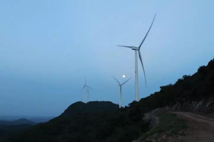                        后低風(fēng)速時(shí)代的2018年，轉(zhuǎn)型之后的三一重能憑借905風(fēng)機(jī)產(chǎn)品平臺(tái)實(shí)現(xiàn)數(shù)字智能突圍，開(kāi)始持續(xù)為客戶帶來(lái)發(fā)電量驚喜，湖南寧鄉(xiāng)觀音閣、江西龍南雷公山等十多家風(fēng)電場(chǎng)發(fā)電量在各省持續(xù)排名第一。同期，三一低風(fēng)速風(fēng)場(chǎng)訂單實(shí)現(xiàn)爆發(fā)式增長(zhǎng)，短短的幾十天時(shí)間905風(fēng)機(jī)產(chǎn)品在手訂單新增40余萬(wàn)千瓦