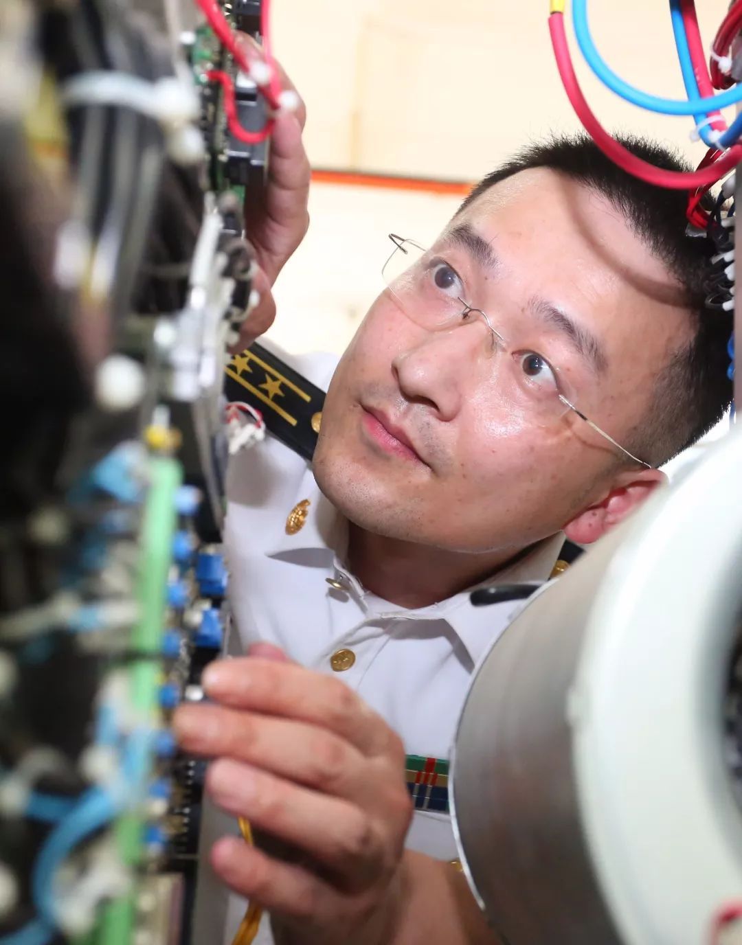                        據(jù)新華社報(bào)道， 中央軍委主席習(xí)近平日前簽署通令，給3名個(gè)人記功。其中海軍工程大學(xué)某研究所所長(zhǎng)、教授肖飛被記一等功