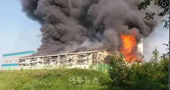 
			              7月2日，韓國全羅南道靈巖郡金井面火城山靈巖風(fēng)力發(fā)電園區(qū)儲(chǔ)能電站內(nèi)ESS儲(chǔ)能設(shè)備發(fā)生重大火災(zāi)事故，巧合的是，發(fā)生火災(zāi)當(dāng)天，該儲(chǔ)能設(shè)備接受了外包合作公司檢查。
據(jù)韓媒報(bào)道，7月2日，韓國全羅南道靈巖郡金井面火城山靈巖風(fēng)力發(fā)電園區(qū)內(nèi)ESS儲(chǔ)能設(shè)備發(fā)生重大火災(zāi)事故，造成706㎡規(guī)模電池建筑和3500塊以上鋰電池全部燒毀