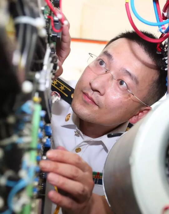 　　據(jù)新華社報道， 中央軍委主席習(xí)近平日前簽署通令，給3名個人記功。其中海軍工程大學(xué)某研究所所長、教授肖飛被記一等功