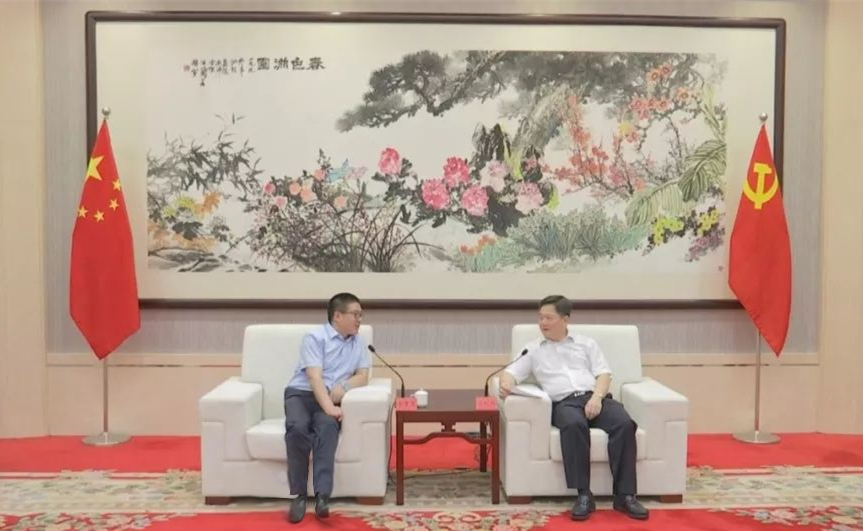                        7月25日，廣東省汕頭市委書記方利旭接見了上海電氣集團(tuán)股份有限公司副總裁、風(fēng)電集團(tuán)總裁金孝龍一行。雙方就進(jìn)一步深化海上風(fēng)電合作進(jìn)行了會(huì)談