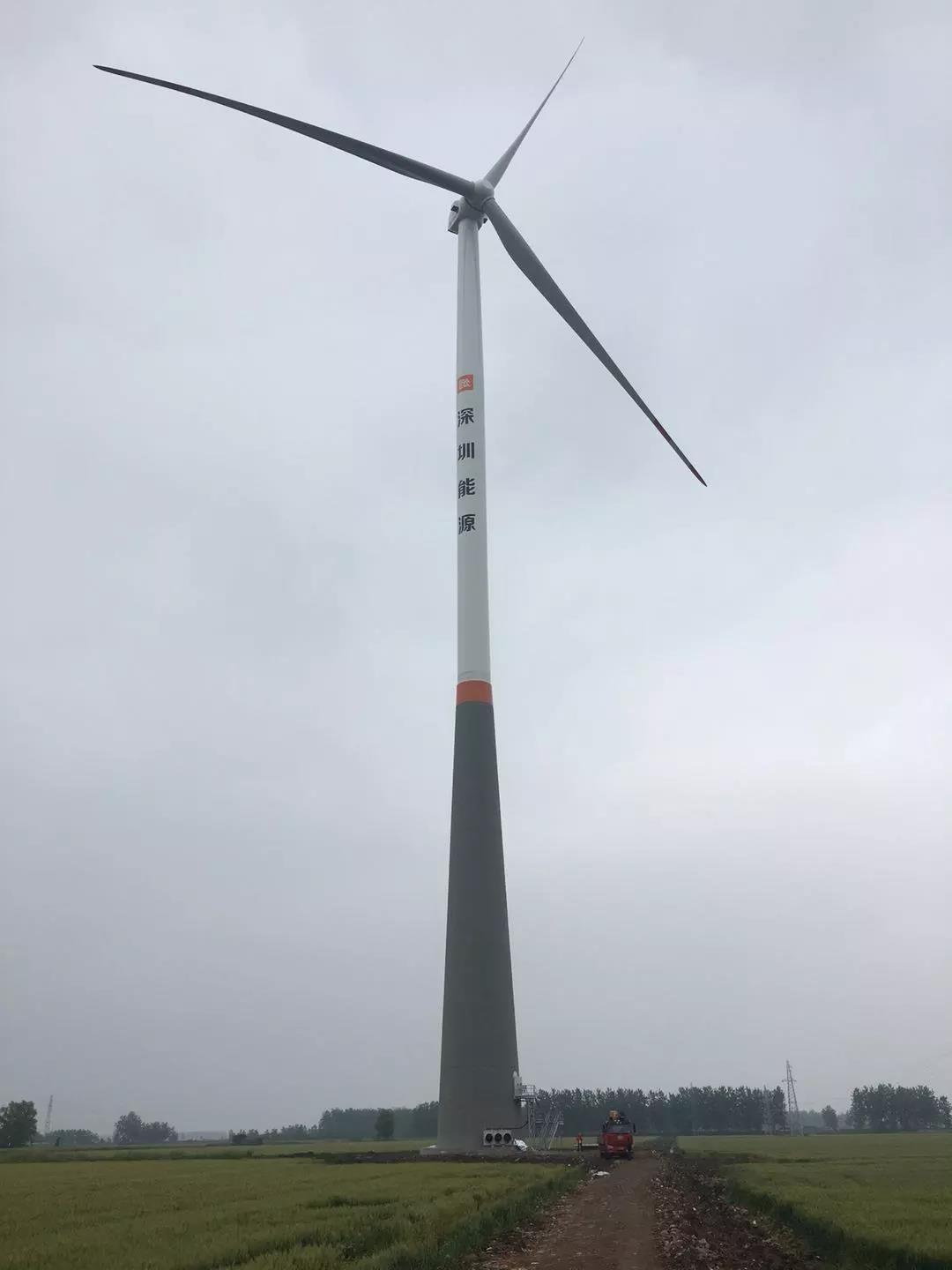                       2018年7月23日，新疆金風科技股份有限公司（下稱“金風科技”）子公司北京天杉高科風電科技有限責任公司（下稱“天杉高科”）現(xiàn)場完成深能高郵項目混凝土塔架的預制生產(chǎn)工作。 該項目容量達50MW，采用25臺金風科技GW121-2.0MW機組，配套天杉高科預制生產(chǎn)的140m鋼混塔架，其中混凝土段高度達55m