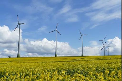 　　受限于補貼壓力，國家能源管理部門年內(nèi)先后調(diào)整風電、光伏政策。尤其是光伏531新政調(diào)控力度空前，風電競價分配資源措施雖溫和但仍超預期