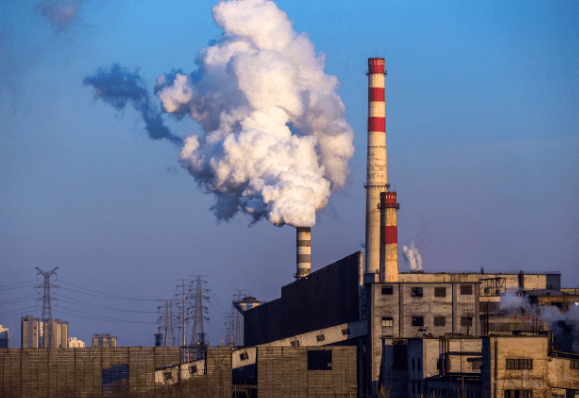 　　高企的煤價兩端，是境遇截然相反的兩個行業(yè)，上游煤企受益于煤價的回升，業(yè)績出現(xiàn)不同程度的上浮，而下游火電企業(yè)經(jīng)營形勢則頗為嚴(yán)峻?！　　敖衲晟习肽?，煤炭采選業(yè)實現(xiàn)利潤約1279億元，同比增長14.8%;電力、熱力生產(chǎn)和供應(yīng)業(yè)實現(xiàn)利潤約1800多億元，同比增長26.1%