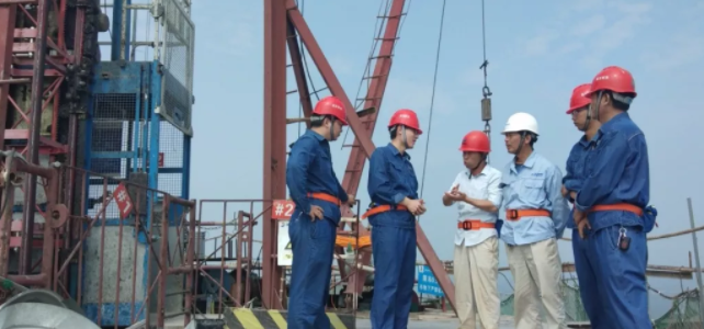 　　2018年07月30日下午5點(diǎn)16分，華能渭南熱電聯(lián)產(chǎn)2×350MW機(jī)組工程201米煙囪外筒工程順利結(jié)頂，提前完成了項(xiàng)目既定目標(biāo)及業(yè)主里程碑工程計(jì)劃。　　華能渭南熱電工程是陜西“十三五”期間的重大民生工程，也是2016年陜西省重點(diǎn)項(xiàng)目