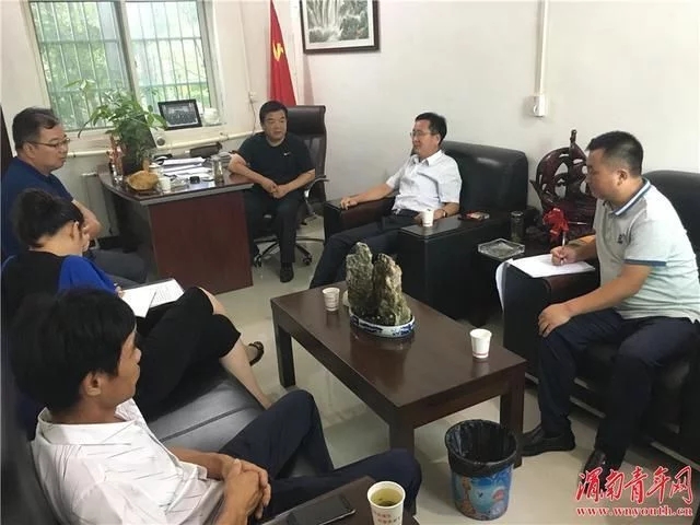 　　7月31日，潼關縣人大副主任燕崇斌主持召開華潤風力發(fā)電項目協調推進會，全力搶抓建設進度，務求按市縣要求落地見效。

　　會上，華潤風電項目負責人就項目目前的進展情況、存在問題作一匯報