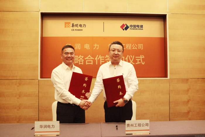                        7月30日，中國電建集團(tuán)貴州工程公司與華潤電力控股有限公司、廣東潤創(chuàng)新能源股權(quán)投資基金在南京簽訂戰(zhàn)略合作協(xié)議以及風(fēng)電項(xiàng)目群合作協(xié)議，攜手在河南、河北、安徽、山東建設(shè)12個(gè)總計(jì)容量為1060.8兆瓦的風(fēng)電項(xiàng)目群。 據(jù)悉，該批量風(fēng)電群項(xiàng)目分兩批建設(shè)，第一批風(fēng)電項(xiàng)目共5個(gè)，共計(jì)370.8兆瓦，已經(jīng)開工建設(shè)；第二批風(fēng)電項(xiàng)目7個(gè)，總?cè)萘?90兆瓦，計(jì)劃于2018年8月開工建設(shè)，2019年內(nèi)實(shí)現(xiàn)全部并網(wǎng)發(fā)電