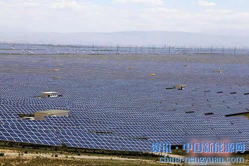 
			              
圖為地處青海省海南州共和縣塔拉灘上的光伏“海洋”。(資料圖片)中新社記者 孫睿 攝
中國國家能源局今年1月發(fā)布數(shù)據(jù)稱，2017年中國可再生能源發(fā)電量1.7萬億千瓦時(shí)，同時(shí)，全年棄水、棄風(fēng)、棄光電量超1000億千瓦時(shí)