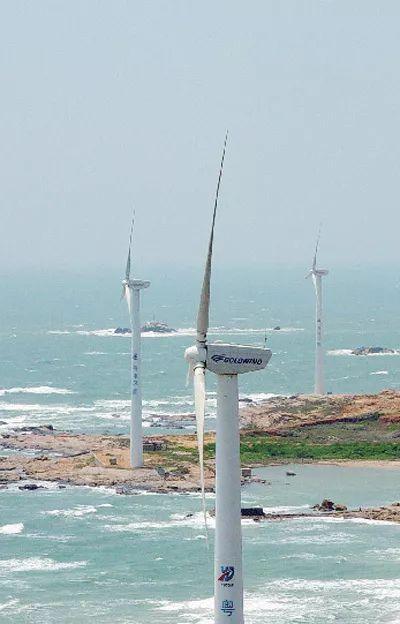 　　今年66歲的楊校生曾任原能源部新能源發(fā)電處副處長，繼而在龍源電力集團公司任總工程師多年，現為中國農機工業(yè)協會風力機械分會理事長。他是我國風電產業(yè)從無到有、從小到大的親歷者和見證者