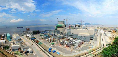 
                    

6月30日，我國首個采用AP1000技術(shù)的核電站——浙江三門核電站1號機組正式并網(wǎng)發(fā)電，拉開了我國在建4臺AP1000核電機組的投產(chǎn)大幕。AP1000是當今世界主流三代核電技術(shù)之一，較二代堆型有革命性的技術(shù)改進，但從2007年引入國內(nèi)算起到今年首堆并網(wǎng)發(fā)電，AP1000在中國的“落地生根”歷時十年之久，嚴重滯后于計劃進度——期間因?qū)沂茉O備研制滯后等問題困擾，三門核電1號機組建設期超過九年，