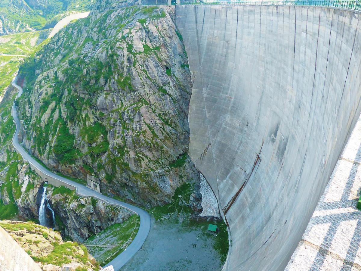 
	中國儲能網(wǎng)訊：胡佛大壩無疑是美國20世紀(jì)最偉大的工程成就之一──它利用科羅拉多河的力量，改造了美國西部，為數(shù)百萬家庭和企業(yè)提供了電力。如今，相關(guān)部門計劃將大壩改造成一個“超級電池”，儲存由太陽能和風(fēng)力渦輪機(jī)生產(chǎn)的過剩電力