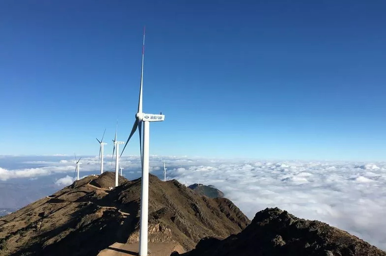                       近日，中國電力企業(yè)聯(lián)合會科技開發(fā)服務中心、全國風力發(fā)電技術(shù)協(xié)作網(wǎng)對2017年度全國風電場生產(chǎn)運行指標進行了統(tǒng)計評比，中國海裝運維的15個風電場在評比中斬獲3個“AAAAA”級、5個“AAAA”級、7個“AAA”級的佳績，刷新了中國海裝在“2015年度優(yōu)勝風電場”評比中3個一等獎，2個二等獎、4個三等獎的成績，再次用實打?qū)嵉陌l(fā)電量和良好的設備性能展示了“海裝造”風機的可靠性。 今年，全國風電場運行指標對標結(jié)果首次采用A級評定，1615個風電場入圍