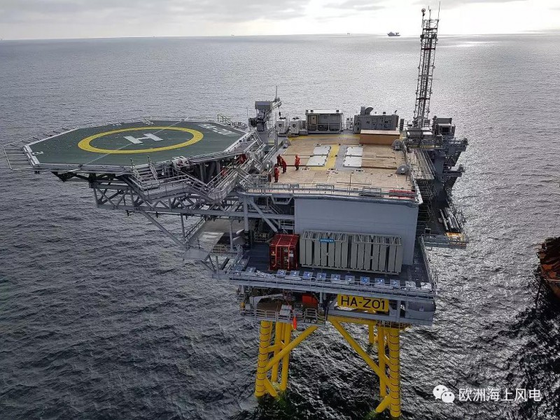 　　日前，英國(guó)HornseaOne海上風(fēng)電場(chǎng)的3個(gè)海上升壓站和1個(gè)海上無(wú)功補(bǔ)償站安裝完成，這也是世界上第一個(gè)海上無(wú)功補(bǔ)償站。

　　由沃旭能源開發(fā)的HornseaOne項(xiàng)目位于英國(guó)約克夏郡以東120km的海域，總裝機(jī)容量1218MW，共安裝174臺(tái)西門子SWT-7.0-154風(fēng)機(jī)，預(yù)計(jì)在2020年投運(yùn)，屆時(shí)將成為世界上最大的海上風(fēng)電場(chǎng)