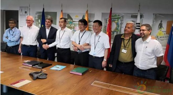 
                    

近日，由中國(guó)廣核集團(tuán)下屬中廣核工程有限公司牽頭的國(guó)際熱核聚變實(shí)驗(yàn)反應(yīng)堆（ITER）核級(jí)壓力容器蒸汽冷凝罐（VST）設(shè)計(jì)供貨項(xiàng)目在法國(guó)普羅旺斯地區(qū)卡德拉奇ITER現(xiàn)場(chǎng)完成最終產(chǎn)權(quán)交接。這標(biāo)志著我國(guó)企業(yè)首次中標(biāo)的國(guó)際熱核聚變實(shí)驗(yàn)反應(yīng)堆核級(jí)壓力容器設(shè)計(jì)供貨項(xiàng)目正式收官