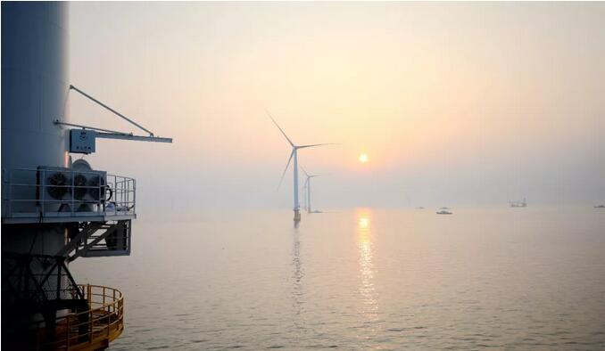 　　8月4日15時01分，三峽集團大連莊河30萬千瓦海上風電項目海纜敷設工程歷時9天，成功在海上升壓站附近甩尾，順利完成首根220千伏海纜敷設。

大連莊河海上風電項目
　　該項目采用的海纜，單根長度26.9千米，是目前世界上最長單根無接頭220千伏交聯(lián)聚乙烯三芯海纜，具有電壓等級高、單根重量大、敷設施工復雜等特點