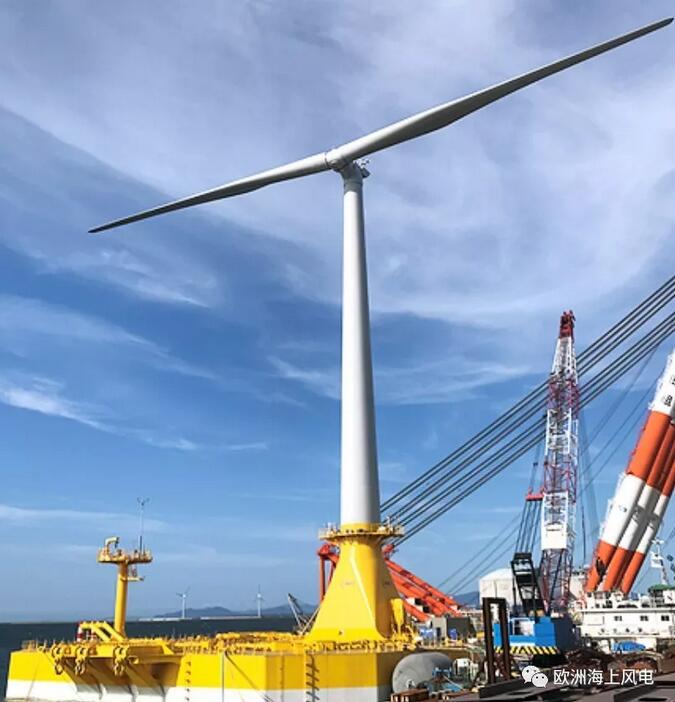  　　近日，由日本新能源和工業(yè)技術開發(fā)組織（NEDO）牽頭的財團在日本北九州港完成一臺3MW示范性漂浮式風機組裝。除了漂浮式技術，另一個值得關注的就是使用了行業(yè)內(nèi)不太主流的兩葉片風機，這讓小編對該技術有了新的遐想！


 
　　這臺3MW兩葉片示范風機安裝在Ideol“阻尼池”漂浮平臺上，該漂浮式平臺建于日立所屬的Sakai造船廠，于6月底拖拽至北九州港