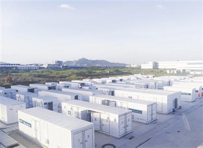 
	中國(guó)儲(chǔ)能網(wǎng)訊：8月8日13時(shí)15分，江蘇電網(wǎng)調(diào)度最高用電負(fù)荷達(dá)到10226萬(wàn)千瓦，創(chuàng)下歷史新高，成為國(guó)家電網(wǎng)系統(tǒng)首個(gè)用電負(fù)荷連續(xù)兩年突破1億千瓦的省級(jí)電網(wǎng)。而由中國(guó)能建規(guī)劃設(shè)計(jì)集團(tuán)江蘇院（以下簡(jiǎn)稱“江蘇院”）設(shè)計(jì)的國(guó)內(nèi)最大規(guī)模電網(wǎng)側(cè)儲(chǔ)能系統(tǒng)項(xiàng)目——江蘇鎮(zhèn)江大港五峰山站在7月初成功并網(wǎng)，為江蘇電網(wǎng)安全可靠運(yùn)行、促進(jìn)新能源消納發(fā)揮重要作用