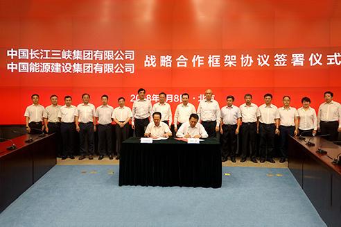 
	中國(guó)儲(chǔ)能網(wǎng)訊：8月8日，中國(guó)能建與三峽集團(tuán)在京簽署戰(zhàn)略合作框架協(xié)議，雙方約定將本著“資源共享、優(yōu)勢(shì)互補(bǔ)、互惠互利、合作雙贏”原則，發(fā)揮各自優(yōu)勢(shì)，繼續(xù)深化能源電力領(lǐng)域合作，積極拓展在水務(wù)、分布式電站、儲(chǔ)能業(yè)務(wù)、環(huán)保設(shè)備等合作領(lǐng)域。中國(guó)能建黨委書(shū)記、董事長(zhǎng)汪建平，三峽集團(tuán)黨組書(shū)記、董事長(zhǎng)盧純出席簽約儀式