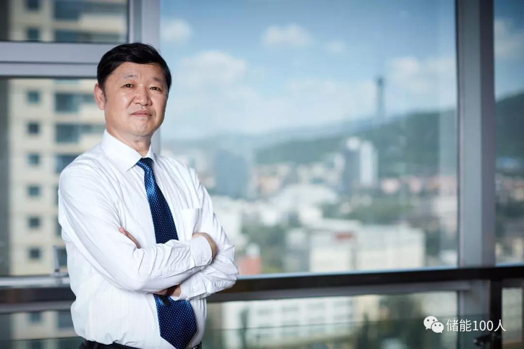 
	中國(guó)儲(chǔ)能網(wǎng)訊：只有通過(guò)配置儲(chǔ)能來(lái)改善電能質(zhì)量、把能量搬移，新能源行業(yè)才能自救。



	文|鄭宗斌



	從2011年進(jìn)軍光伏電站開(kāi)始，只用了短短七年時(shí)間，國(guó)家電投黃河上游水電開(kāi)發(fā)有限責(zé)任公司（以下簡(jiǎn)稱(chēng)，黃河水電）便一舉成為全球最大的光伏開(kāi)發(fā)商