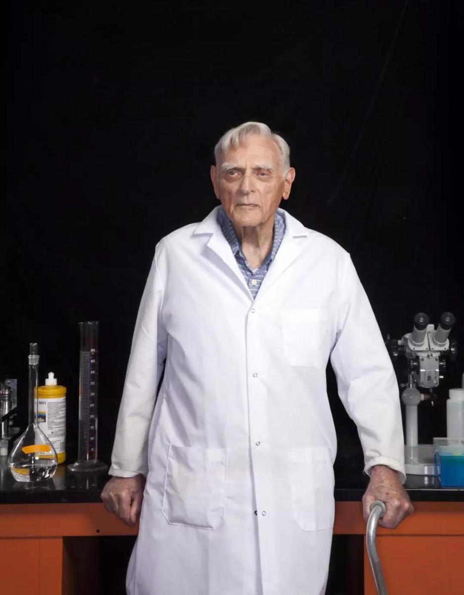 
	圖為古迪納夫在得克薩斯大學(xué)奧斯汀分校的近照。他說(shuō)，自己的“使命是要努力一試，看看能否在有生之年徹底改變現(xiàn)有電池技術(shù)