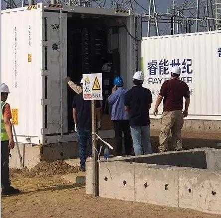 
	中國(guó)儲(chǔ)能網(wǎng)訊：8月19日，內(nèi)蒙古能源發(fā)電杭錦發(fā)電有限公司1號(hào)機(jī)9MW 儲(chǔ)能調(diào)頻高壓側(cè)送電一次成功，標(biāo)志著儲(chǔ)能調(diào)頻系統(tǒng)高壓側(cè)正式接入公司1號(hào)機(jī)組6KV系統(tǒng)。


	



	儲(chǔ)能調(diào)頻項(xiàng)目接入公司1號(hào)機(jī)組6KV系統(tǒng)前，組織相關(guān)專業(yè)人員對(duì)項(xiàng)目涉及的所有一、二次回路進(jìn)行一次全面聯(lián)合檢查，開(kāi)關(guān)切換、聯(lián)鎖試驗(yàn)