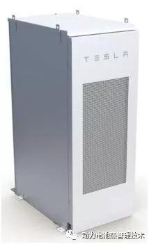 
	中國儲能網(wǎng)訊：前段時間韓國儲能電站起火爆炸事件,引起了大家的重視，但這并不是第一起ESS儲能電池火災，那么如何對儲能ESS系統(tǒng)進行火災風險評估呢？我們一起來看一看針對Tesla儲能系統(tǒng)進行的一些實驗，通過內(nèi)外部加熱觸發(fā)，簡單了解儲能系統(tǒng)熱失控過程。


	閑話少說，直接看實驗過程，儲能系統(tǒng)布置在空曠的室外，采用兩個100KWh的儲能單元，實驗前電池處于滿電態(tài)，分別對電池進行外部及內(nèi)部加熱，觸發(fā)電池熱失控，使其發(fā)生燃燒甚至爆炸