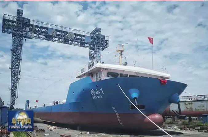  　　8月22日下午,國內(nèi)第一艘海上風電管樁特型運輸船——神山1- 海樁近海運輸船，下水儀式在響水灌河隆重舉行!


 
△國內(nèi)第一艘海上風電管樁特型運輸船 神山1 - 海樁近海運輸船
 
　　神山1 - 海樁近海運輸船，長103.8米、寬15.6米、型深3.5米、吃水2.8米、載重5000噸，可內(nèi)河近海通航，一次可運輸2根管樁或3套塔筒，產(chǎn)品最大直徑8.5米、長度110米、最重1200噸，具備對制作好的海上風電塔筒及管樁在港池內(nèi)直接裝船運出，經(jīng)響水灌