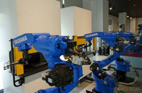 
                    
	據(jù)外媒報(bào)道，日本安川電機(jī)（Yaskawa）正在收購(gòu)其與德國(guó)西門(mén)子公司在工業(yè)用驅(qū)動(dòng)系統(tǒng)領(lǐng)域合資公司的份額，使其能夠完全控制所有業(yè)務(wù)，并于11月1日成為安川的全資子公司。該合資公司名為Yaskawa Siemens Automation＆Drives（YSAD），收購(gòu)之后將更名為Yaskawa Automation Drives（YAD）