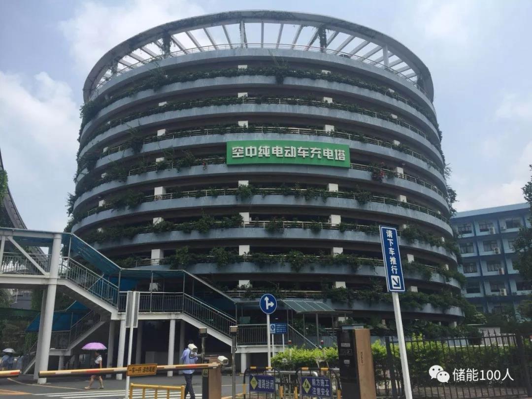 
	中國儲能網(wǎng)訊：猛虎藏好利爪，把位置往后靠了靠。



	文|趙小屠



	深圳鬧市區(qū)往東40公里，有一條長約10公里的比亞迪路，這條路的正中央，就是比亞迪全球總部六角大樓所在地