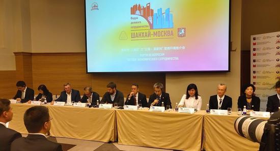                        新浪美股訊 北京時間8月23日消息 俄羅斯衛(wèi)星網(wǎng)報道，中國能源工程集團有限公司高級副總裁李楊在莫斯科“上海日”活動之 “上海-莫斯科”營商環(huán)境推介會上表示，中國能源工程集團有限公司計劃與俄羅斯在水電和風電領域發(fā)展合作。 李楊表示：“近幾年由于全球發(fā)電需求，而且我們很高興注意到，在十年前，俄羅斯聯(lián)邦政府致力可再生新能源發(fā)展，而且制定了很多優(yōu)惠及政策