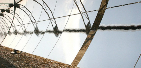 
	中國儲(chǔ)能網(wǎng)訊：行業(yè)領(lǐng)先的熱儲(chǔ)能解決方案開發(fā)商Viking Cold Solutions公司已在其客戶的冷藏倉庫完成了測量和驗(yàn)證研究，并稱其冷卻系統(tǒng)大幅降低了冷藏設(shè)施的峰值需求和消耗，同時(shí)保持了更加穩(wěn)定的溫度。


	Viking公司在位于加利福尼亞州里士滿的93,000平方英尺的冷凍食品配送中心部署其“熱儲(chǔ)能”（TES）技術(shù)，其高峰期能源消耗和需求費(fèi)用占年度能源成本的近50％