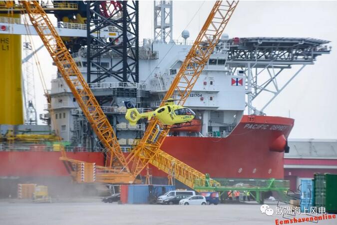  　　荷蘭當?shù)貢r間8月23日下午5點25分，停泊在Eemshaven港一艘載滿海上單樁基礎和過渡段的自升式平臺發(fā)生吊機坍塌事故，造成一人重傷，三人輕傷和船體損壞的嚴重后果。


 
　　初步查明，事故是由于一艘名為Pacific Osprey自升式平臺上的吊機發(fā)生吊臂斷裂，不幸砸到了下方駕駛艙和船上懸梯，導致一人重傷、三人輕傷和一人遭受驚嚇