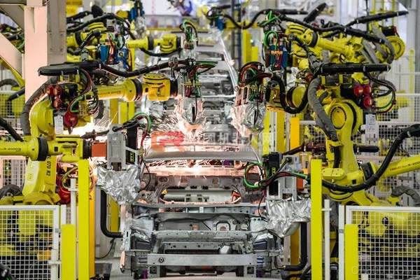 
                    
	 8月15日至19日，以“共創(chuàng)智慧新動(dòng)能，共享開(kāi)放新時(shí)代”為主題的世界機(jī)器人大會(huì)在北京舉行。展廳內(nèi)，從阿拉的小鬧鬧智能鬧鐘、阿爾法蛋教育陪伴智能機(jī)器人等小物件，再到達(dá)芬奇手術(shù)機(jī)器人等大型機(jī)器設(shè)備，各種機(jī)器人產(chǎn)品琳瑯滿(mǎn)目