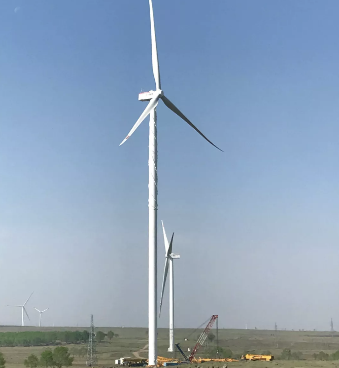                        隨著風電“競價時代”的到來，在新一輪的市場博弈中，風電項目精準降本增效成為競價市場的“新風口”，這不僅能讓業(yè)主掌握更具競爭優(yōu)勢的競價“底牌”，也為項目中標后的建設成本控制提供了客觀依據(jù)。  為了快速響應競價時代市場需求，三一重能通過持續(xù)的研發(fā)和創(chuàng)新打造了“智能化”+“數(shù)字化”風電整體生態(tài)系統(tǒng)，在應用層面重點強化智能技術、數(shù)據(jù)分析、產(chǎn)品迭代的能力，最終呈現(xiàn)給客戶的則是智能化的未來之產(chǎn)品和精準降本增效的競價解決方案