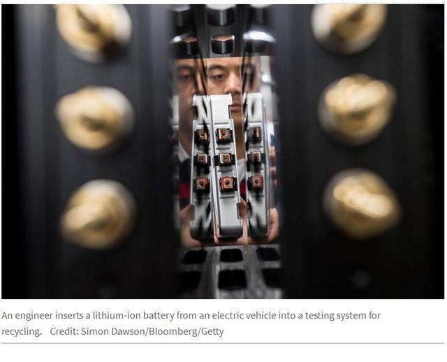 
	中國(guó)儲(chǔ)能網(wǎng)訊：在不久前出版的《自然》（Nature）雜志上，一篇題為《距離鋰電子電池革命僅余10年》（Ten years left to redesign lithium-ionbatteries）的文章指出，鋰離子電池性能和價(jià)格的演進(jìn)速度正在放緩。


	如果不加大對(duì)基于儲(chǔ)量豐富的鐵、銅等材料的電極材料的研究，電動(dòng)汽車(chē)的大規(guī)模發(fā)展將受到限制！



	


	文章認(rèn)為，造成上述問(wèn)題的主要原因包括以下幾點(diǎn)：


	一是因?yàn)榧夹g(shù)已近極致，且尚未突破