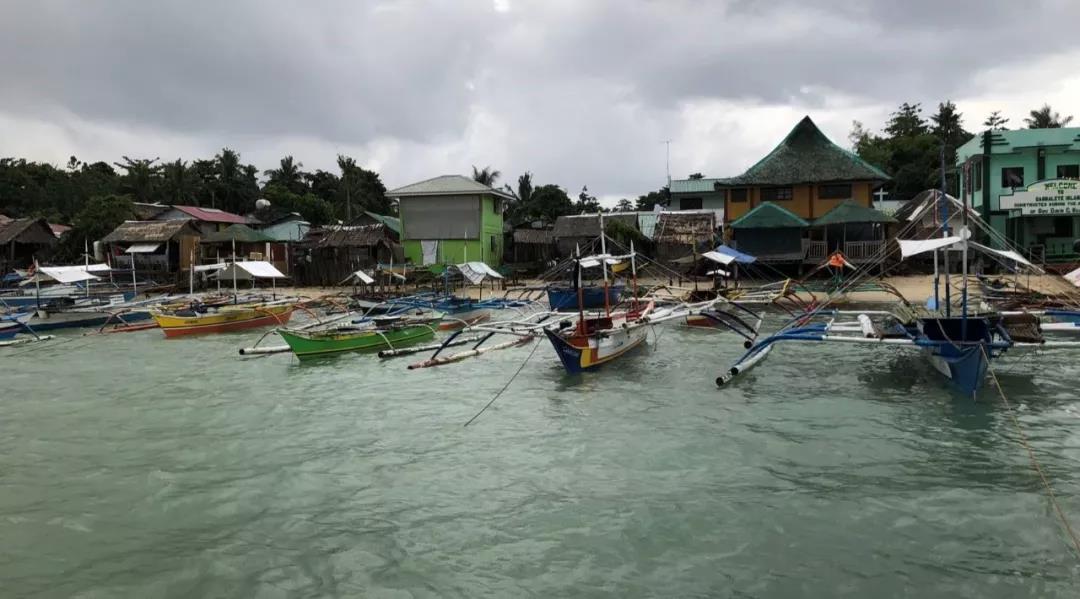 
	中國(guó)儲(chǔ)能網(wǎng)訊：近日，菲律賓卡格巴萊特島光儲(chǔ)柴微網(wǎng)電站成功運(yùn)行，南瑞繼保為其提供全套微網(wǎng)系統(tǒng)解決方案及關(guān)鍵設(shè)備，其中包含組串式光伏逆變器、組串式儲(chǔ)能變流器、微網(wǎng)控制器、后臺(tái)監(jiān)控系統(tǒng)等核心設(shè)備。





	


	此光儲(chǔ)柴微網(wǎng)電站位于菲律賓奎松省毛班地區(qū)的著名旅游島卡格巴萊特島，面積約為1800公頃，人口近5000，原先主要通過(guò)柴油發(fā)電機(jī)進(jìn)行限時(shí)（18:00~22:00）電力供應(yīng)，電力價(jià)格高達(dá)內(nèi)陸價(jià)格的4倍