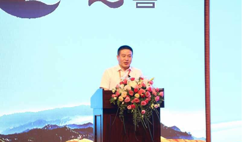                        8月28日，內蒙古阿拉善盟2018招商引資項目秋季集中簽約儀式在巴彥浩特舉行。上海電氣股份有限公司副總裁、風電集團總裁金孝龍代表上海電氣與阿拉善盟左旗政府簽訂風電投資合作框架協(xié)議