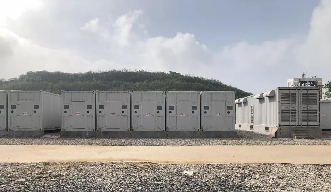 
	中國儲能網(wǎng)訊:東普科技秉承著降本增效的發(fā)展理念，積極影響國家號召，與浙江南都電源動力股份有限公司合作，在東普廠區(qū)內(nèi)投資建設(shè)儲能電站，于8月中旬完成儲能電站一期建設(shè)并正式投入運行。


	



	東普一期儲能電站由二萬四千塊電池組成，分16個集裝箱，其額定功率為2MW/16MWh;該項目采用“分布式布置，模塊化設(shè)計，單元化接入，集中式調(diào)控”技術(shù)方案，具有標準化、快捷化、低成本、高安全等特點