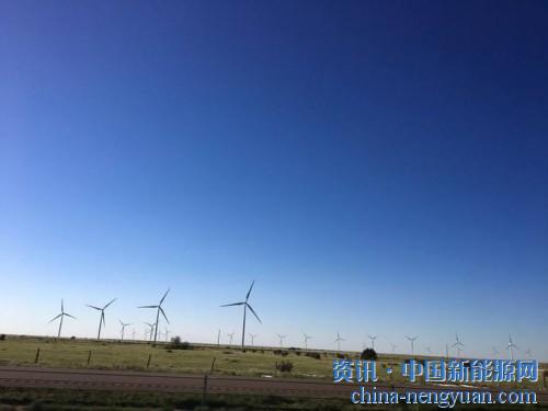                                                                                                                                                                     
	　　據(jù)報(bào)道，德克薩斯州繼續(xù)主導(dǎo)該國(guó)的風(fēng)能生產(chǎn)，增加的發(fā)電量遠(yuǎn)遠(yuǎn)超過(guò)去年其他任何一個(gè)州，并且風(fēng)力發(fā)電裝機(jī)容量超過(guò)其他五個(gè)州。該州不僅利用西德克薩斯州的強(qiáng)風(fēng)，而且通過(guò)建設(shè)變速器將電力