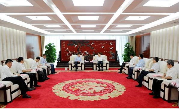                        8月27日，三一重工董事長梁穩(wěn)根率隊到訪中國華電集團。中國華電董事、總經(jīng)理、黨組副書記溫樞剛在總部接待梁穩(wěn)根一行，雙方就進一步加強合作、推動雙方實現(xiàn)互利共贏進行了深入交流