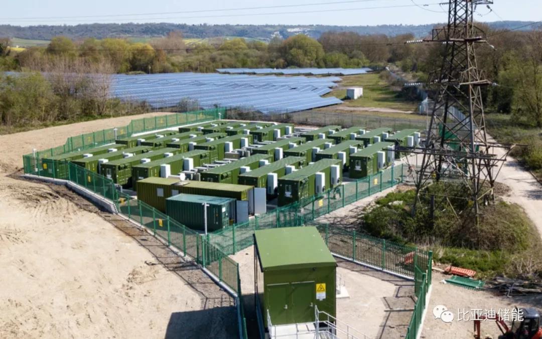 
			              近日，英國(guó)國(guó)家電網(wǎng)成功調(diào)度兩處儲(chǔ)能系統(tǒng)，項(xiàng)目在半個(gè)小時(shí)內(nèi)成功向電網(wǎng)提供了24MWh的電力供給!

當(dāng)前，英國(guó)電網(wǎng)級(jí)儲(chǔ)能已然迎來了發(fā)展期，特別是在配網(wǎng)側(cè)的儲(chǔ)能應(yīng)用較為廣泛。電網(wǎng)運(yùn)營(yíng)商曾表示：將進(jìn)一步推動(dòng)平臺(tái)進(jìn)入短期運(yùn)營(yíng)儲(chǔ)備(STOR)市場(chǎng)，用“靈活，可擴(kuò)展和安全的平臺(tái)”取代現(xiàn)有的調(diào)度系統(tǒng)