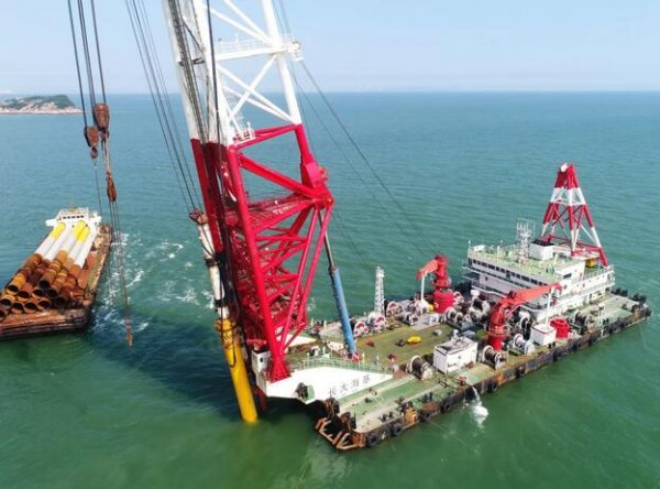                                         
	　　9月3日，隨著打樁船錘擊聲響起，福清興化灣海上風電場二期項目第一根樁開始錘打。該樁長50米，直徑1.9米，壁厚28毫米，經過3個多小時的連續(xù)錘擊，按設計要求順利完成首根樁基，距中標時間僅隔48天