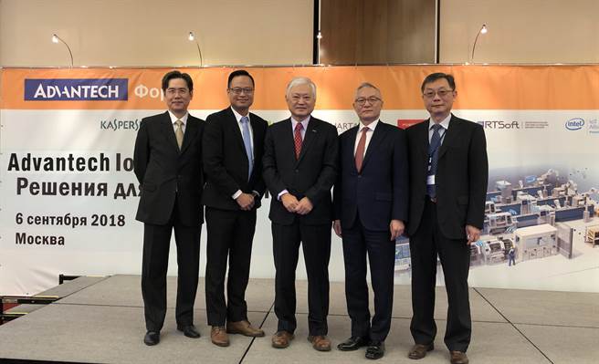 
                    
	研華強(qiáng)化全球在地化布局，今（6）日宣布在俄羅斯莫斯科成立分公司，提升俄羅斯客戶伙伴的在地服務(wù)與深耕當(dāng)?shù)厥袌?，鎖定智能制造、智能交通等重點(diǎn)產(chǎn)業(yè)，發(fā)展SRP模式及尋找共創(chuàng)伙伴，規(guī)劃分公司3年內(nèi)將擴(kuò)張3倍人力。


	研華今舉辦俄羅斯工業(yè)4.0論壇暨分公司成立大會(huì)，并宣布于莫斯科設(shè)立分公司，由臺(tái)灣駐俄羅斯代表處耿中庸代表、臺(tái)灣駐俄羅斯代表處經(jīng)濟(jì)組張煜霖組長、莫斯科臺(tái)灣貿(mào)易中心張世昌主任，以及百位研華俄羅斯客戶伙伴共同出席