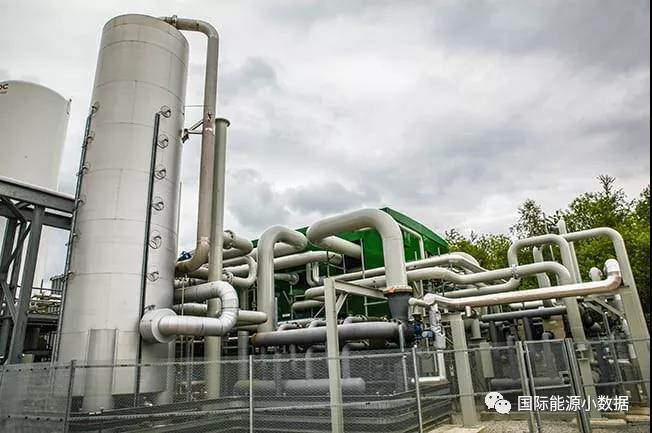 
	中國儲能網(wǎng)訊：總部位于英國的長期儲能公司Highview Power與回收和可再生能源公司Viridor合作開發(fā)了5兆瓦/15兆瓦時(shí)的世界上第一個(gè)液體空氣儲能（liquid air energy storage，LAES）示范項(xiàng)目，2018年6月正式啟動。該項(xiàng)目得到英國政府提供超過800萬英鎊的資金支持，位于英國曼徹斯特附近Bury的Pilsworth垃圾填埋場，通過使用剩余電力（在非高峰時(shí)段）將空氣冷卻成-196C（-320F）的液體，然后將液態(tài)空氣“非常有效地”儲存在低壓的隔熱罐中